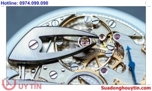 Đồng hồ cơ hoạt động nhanh do dội cót