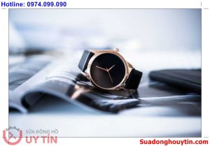 Lau khô đồng hồ vào nước bằng khăn giấy hoặc vải mềm