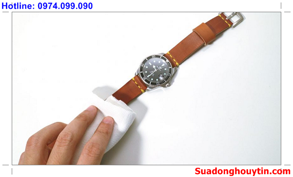 Phơi nắng dây đồng hồ giúp khử mùi hiệu quả