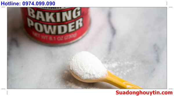 Sử dụng baking soda khử mùi trên dây da đồng hồ