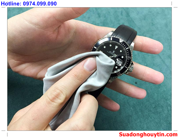 Vệ sinh đồng hồ trước khi cất giữ